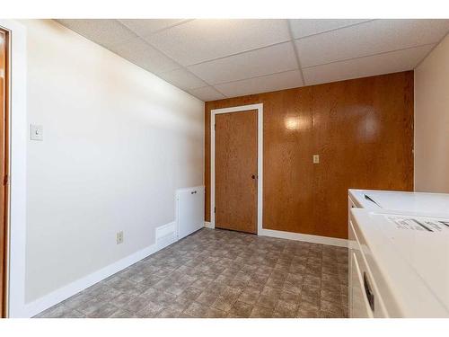 322 Connaught Drive Sw, Medicine Hat, AB - Indoor Photo Showing Other Room