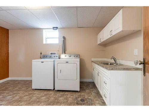 322 Connaught Drive Sw, Medicine Hat, AB - Indoor Photo Showing Laundry Room