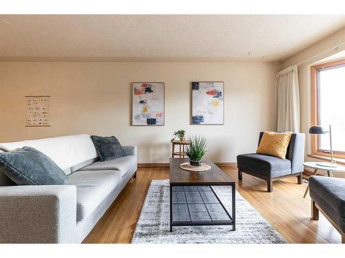 322 Connaught Drive Sw, Medicine Hat, AB - Indoor Photo Showing Living Room