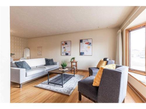 322 Connaught Drive Sw, Medicine Hat, AB - Indoor Photo Showing Living Room