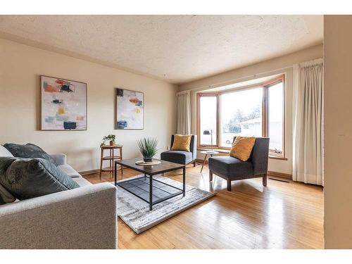 322 Connaught Drive Sw, Medicine Hat, AB - Indoor Photo Showing Living Room