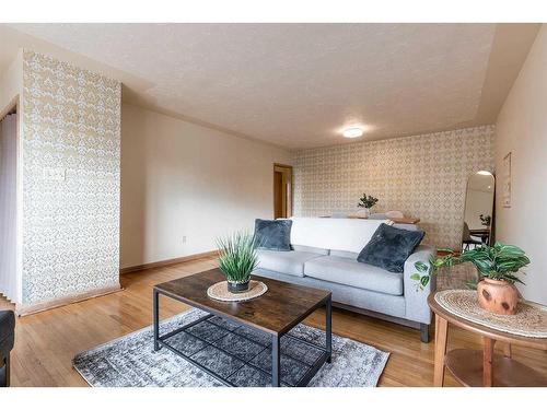 322 Connaught Drive Sw, Medicine Hat, AB - Indoor Photo Showing Living Room