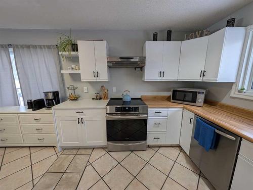 45 Red Deer Drive Sw, Medicine Hat, AB - Indoor Photo Showing Kitchen