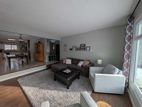 45 Red Deer Drive Sw, Medicine Hat, AB - Indoor Photo Showing Living Room