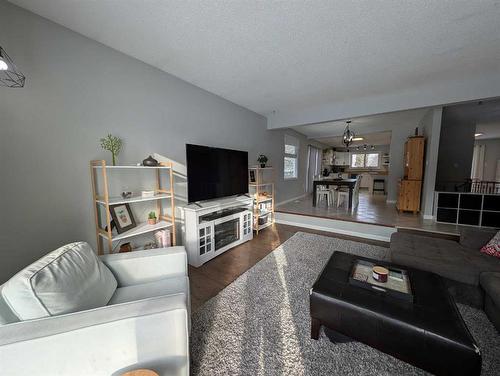 45 Red Deer Drive Sw, Medicine Hat, AB - Indoor Photo Showing Living Room