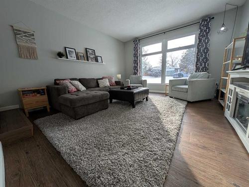 45 Red Deer Drive Sw, Medicine Hat, AB - Indoor Photo Showing Living Room