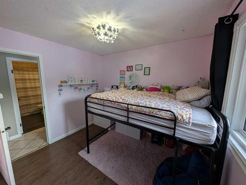 45 Red Deer Drive Sw, Medicine Hat, AB - Indoor Photo Showing Bedroom