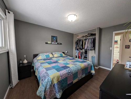 45 Red Deer Drive Sw, Medicine Hat, AB - Indoor Photo Showing Bedroom