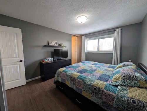 45 Red Deer Drive Sw, Medicine Hat, AB - Indoor Photo Showing Bedroom