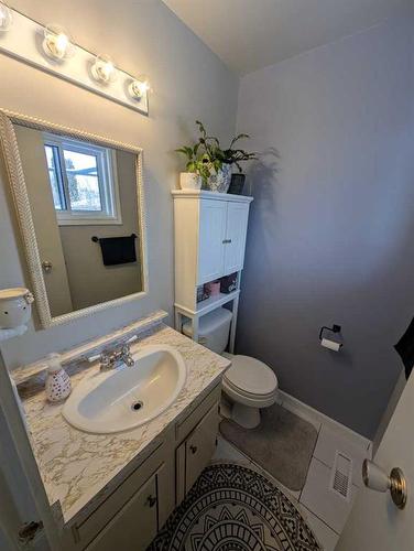 45 Red Deer Drive Sw, Medicine Hat, AB - Indoor Photo Showing Bathroom