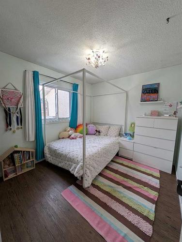 45 Red Deer Drive Sw, Medicine Hat, AB - Indoor Photo Showing Bedroom