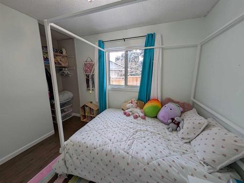 45 Red Deer Drive Sw, Medicine Hat, AB - Indoor Photo Showing Bedroom