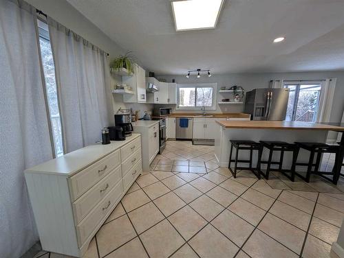 45 Red Deer Drive Sw, Medicine Hat, AB - Indoor Photo Showing Kitchen