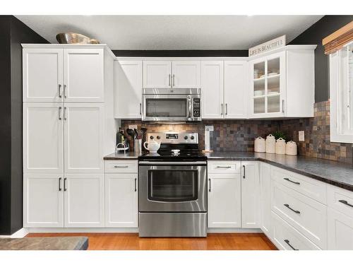 621 20 Street Ne, Medicine Hat, AB - Indoor Photo Showing Kitchen