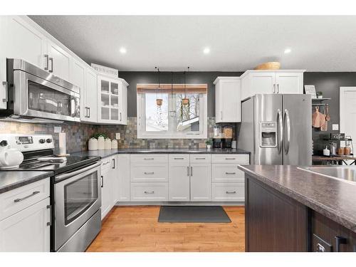 621 20 Street Ne, Medicine Hat, AB - Indoor Photo Showing Kitchen With Upgraded Kitchen