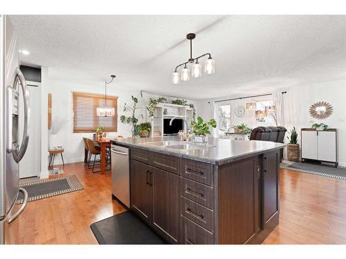 621 20 Street Ne, Medicine Hat, AB - Indoor Photo Showing Kitchen With Double Sink