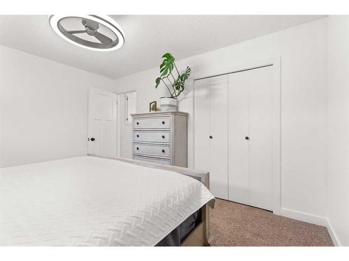 621 20 Street Ne, Medicine Hat, AB - Indoor Photo Showing Bedroom