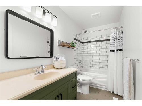 621 20 Street Ne, Medicine Hat, AB - Indoor Photo Showing Bathroom