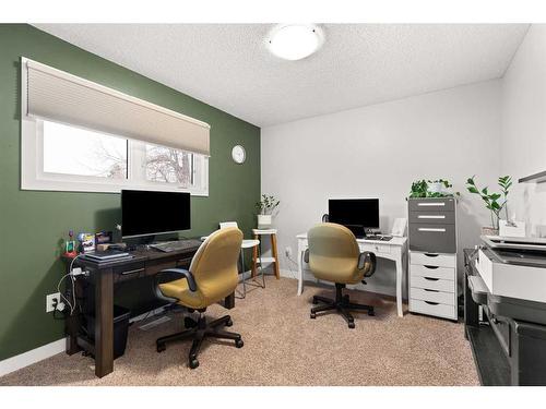 621 20 Street Ne, Medicine Hat, AB - Indoor Photo Showing Office