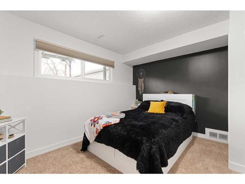 621 20 Street Ne, Medicine Hat, AB - Indoor Photo Showing Bedroom