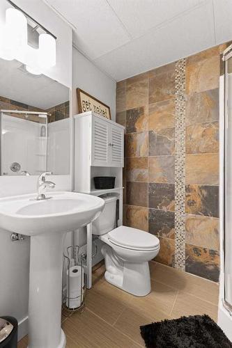 621 20 Street Ne, Medicine Hat, AB - Indoor Photo Showing Bathroom