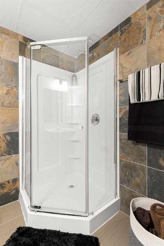 621 20 Street Ne, Medicine Hat, AB - Indoor Photo Showing Bathroom