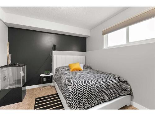 621 20 Street Ne, Medicine Hat, AB - Indoor Photo Showing Bedroom