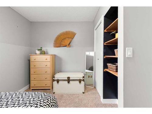 621 20 Street Ne, Medicine Hat, AB - Indoor Photo Showing Bedroom