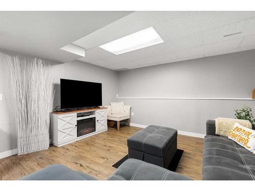 621 20 Street Ne, Medicine Hat, AB - Indoor Photo Showing Other Room