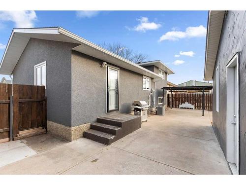 621 20 Street Ne, Medicine Hat, AB - Outdoor With Exterior