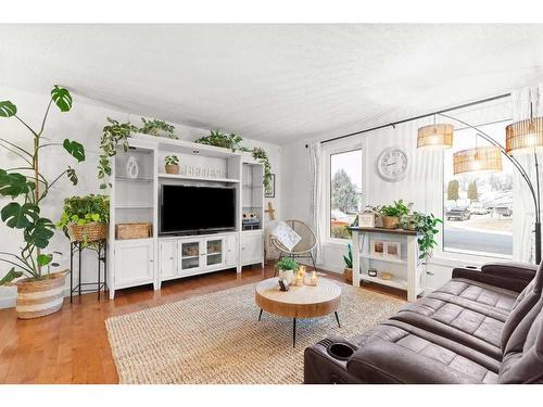 621 20 Street Ne, Medicine Hat, AB - Indoor Photo Showing Living Room