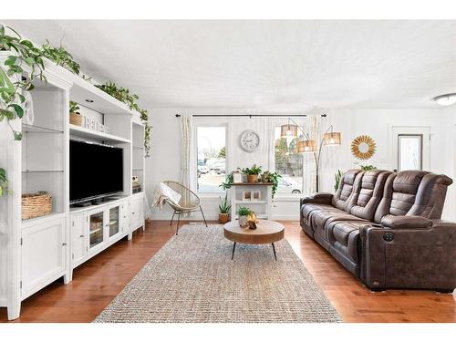 621 20 Street Ne, Medicine Hat, AB - Indoor Photo Showing Living Room