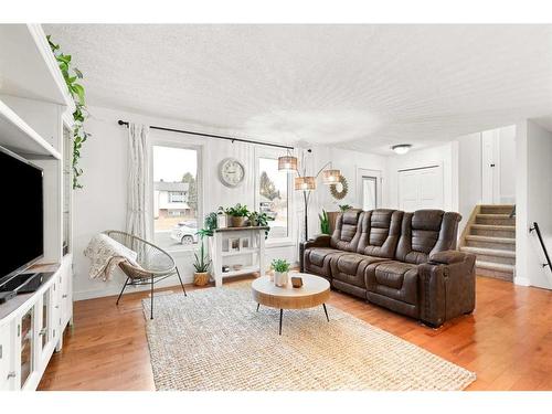 621 20 Street Ne, Medicine Hat, AB - Indoor Photo Showing Living Room