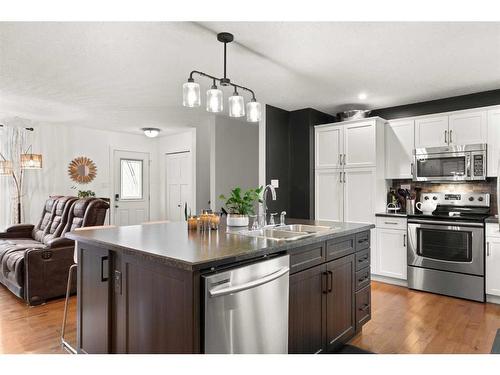 621 20 Street Ne, Medicine Hat, AB - Indoor Photo Showing Kitchen With Double Sink