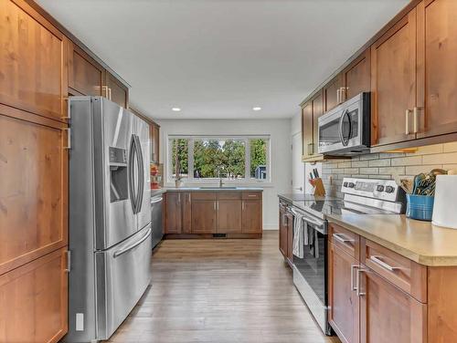 46 Aberdeen Street Se, Medicine Hat, AB - Indoor Photo Showing Kitchen