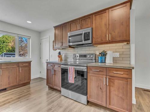 46 Aberdeen Street Se, Medicine Hat, AB - Indoor Photo Showing Kitchen