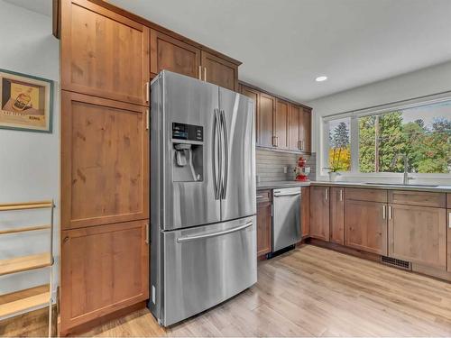 46 Aberdeen Street Se, Medicine Hat, AB - Indoor Photo Showing Kitchen With Stainless Steel Kitchen