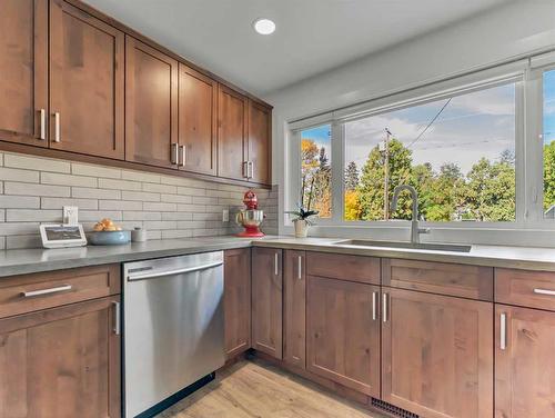 46 Aberdeen Street Se, Medicine Hat, AB - Indoor Photo Showing Kitchen