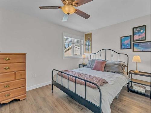 46 Aberdeen Street Se, Medicine Hat, AB - Indoor Photo Showing Bedroom