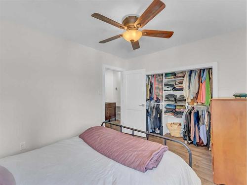 46 Aberdeen Street Se, Medicine Hat, AB - Indoor Photo Showing Bedroom