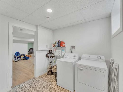 46 Aberdeen Street Se, Medicine Hat, AB - Indoor Photo Showing Laundry Room