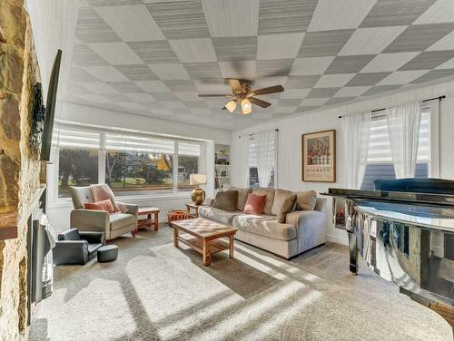 46 Aberdeen Street Se, Medicine Hat, AB - Indoor Photo Showing Living Room