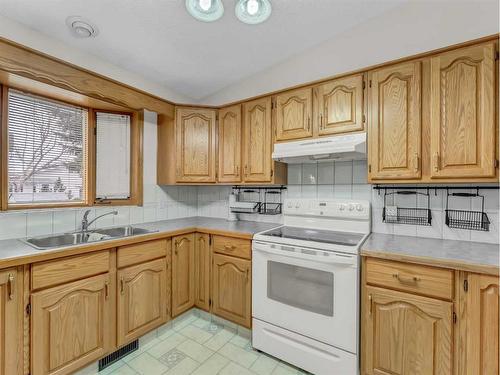 8 Taylor Circle Se, Medicine Hat, AB - Indoor Photo Showing Kitchen With Double Sink