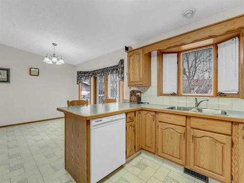 8 Taylor Circle Se, Medicine Hat, AB - Indoor Photo Showing Kitchen With Double Sink