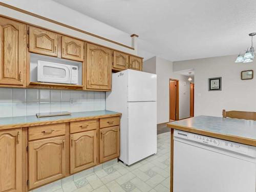 8 Taylor Circle Se, Medicine Hat, AB - Indoor Photo Showing Kitchen