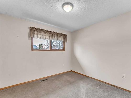 8 Taylor Circle Se, Medicine Hat, AB - Indoor Photo Showing Other Room