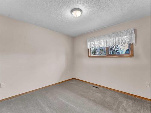 8 Taylor Circle Se, Medicine Hat, AB - Indoor Photo Showing Other Room