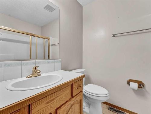 8 Taylor Circle Se, Medicine Hat, AB - Indoor Photo Showing Bathroom