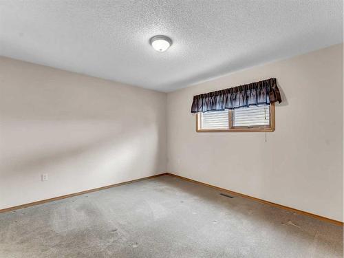 8 Taylor Circle Se, Medicine Hat, AB - Indoor Photo Showing Other Room