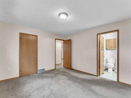 8 Taylor Circle Se, Medicine Hat, AB - Indoor Photo Showing Other Room